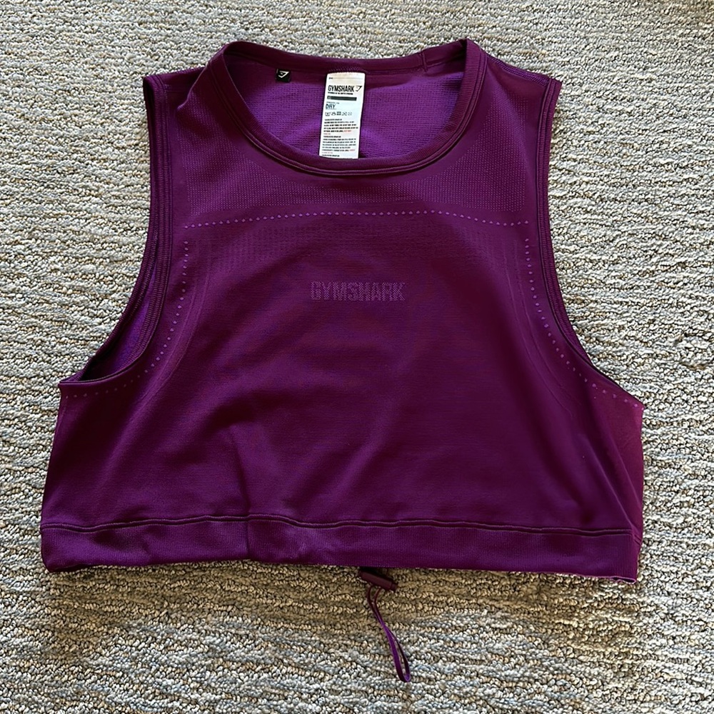 Women’s gym shark crop top